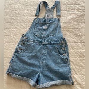 Perfect condition Levi’s overall shorts